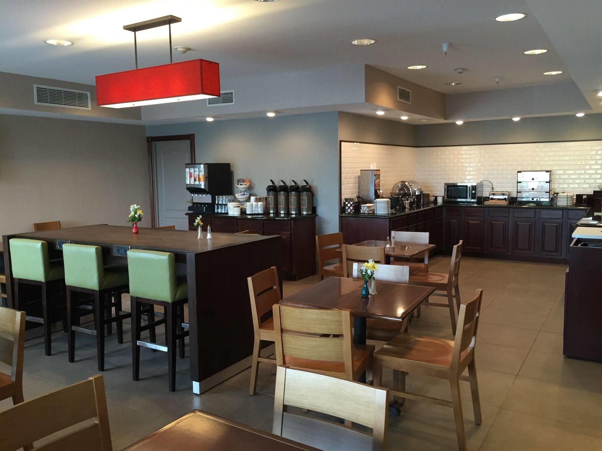 Country & By Radisson, Lima, Oh Hotel